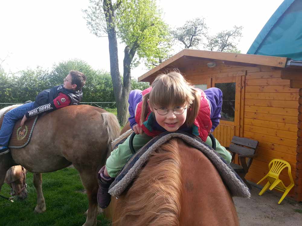 Zwei Kinder auf Pferden