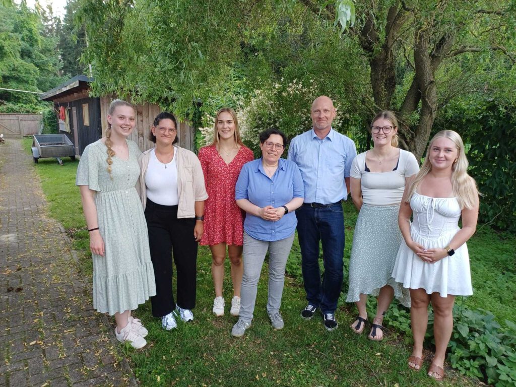 vlnr.: Imke Blanken, Svenja Buchna, Luca Schumacher, Vera Heemeier (Fachbereichsleitung Tagesförderung), Tim Krüger (Ausbildungsleitung), Janne Thies, Hanna Broy